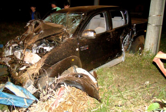 Condutor perde controle e Hilux fica destruÃ­da em GlÃ³ria