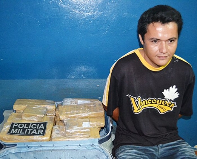 PM prende passageiro de Ã´nibus com 30 kg de maconha em CaarapÃ³