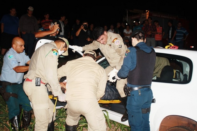 Grave acidente na MS-376, deixa quatro pessoas feridas e outra presa as ferragens