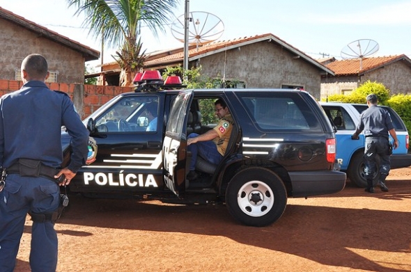 Agosto: FacÃ§Ãµes aterrorizam moradores e impÃµem toque de recolher