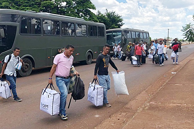 Vindos de RR, grupo de 99 refugiados venezuelanos chega a MS para trabalhar em indÃºstria de alimentos