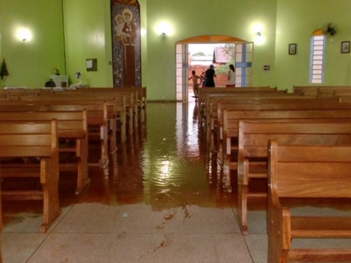 Temporal inunda igreja em Dourados