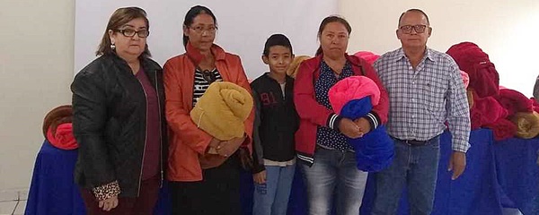 Prefeitura entrega 105 cobertores aos garis pela campanha Aquecendo SidrolÃ¢ndia