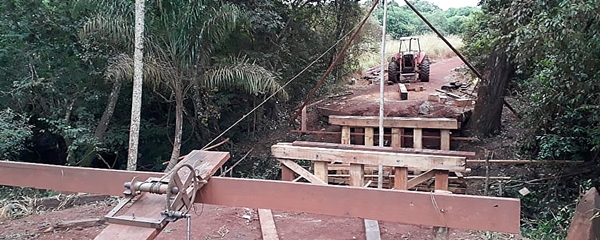 Risco de desabamento forÃ§a fazendeiros a reconstruir por conta prÃ³pria ponte sobre o Rio Peroba