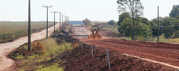 ApÃ³s 2 anos, empreiteira sÃ³ fez 8 km e asfalto para CapÃ£o Seco sÃ³ deve terminar em 2019