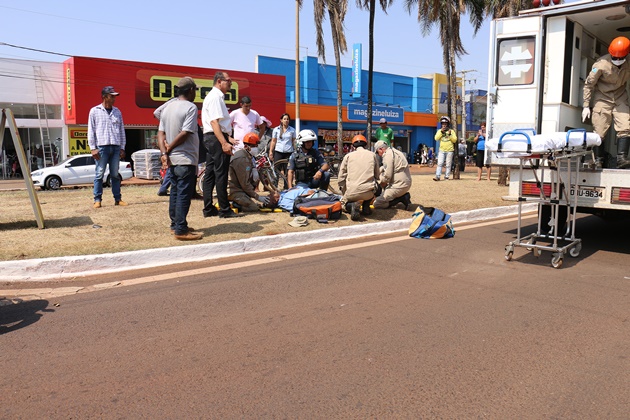 Ciclista fica ferido apÃ³s ser atingido por moto na Avenida Dorvalino dos Santos