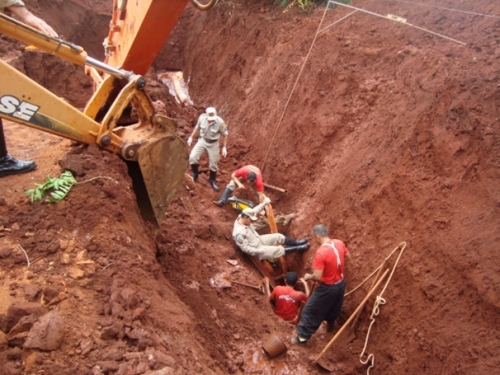 Dois sÃ£o soterrados em obra de esgoto em Dourados