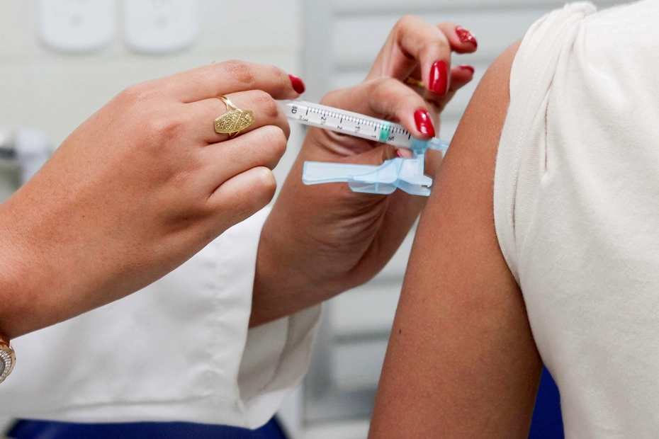 Com menos de 35% de cobertura, SaÃºde volta a oferecer vacina contra HPV para adolescentes