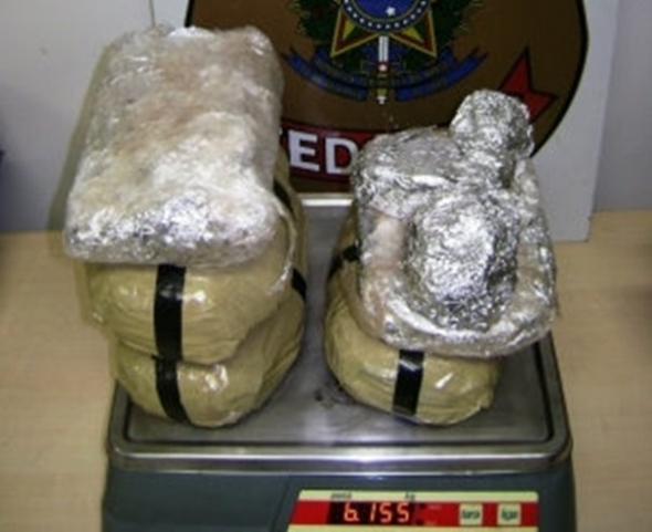 Mulher Ã© presa com 6 kg de cocaÃ­na em Ã´nibus