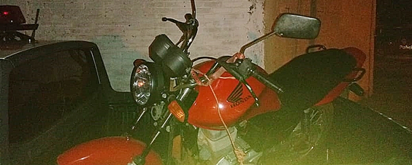 LadrÃ£o roda com motocicleta furtada atÃ© acabar a gasolina e acaba preso pela PM