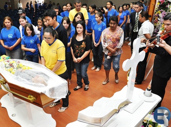 Dor e lÃ¡grimas marcam funeral da Professora Catarina de Abreu