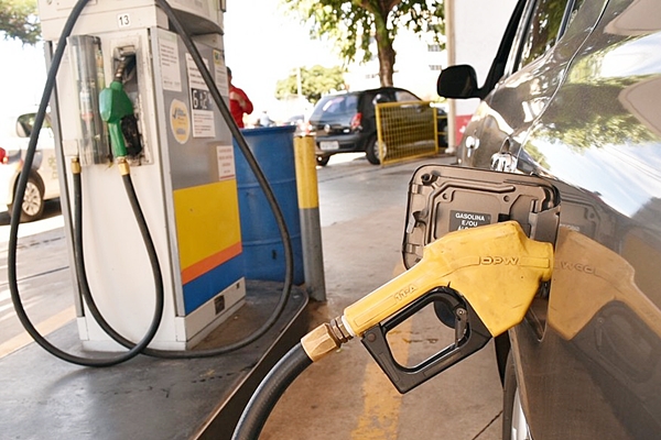 Petrobras anuncia reduÃ§Ã£o de 1,59% no preÃ§o da gasolina nas refinarias