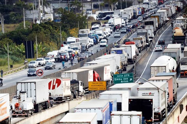 Economia encolhe 3,34% em maio apÃ³s greve dos caminhoneiros, mostra BC