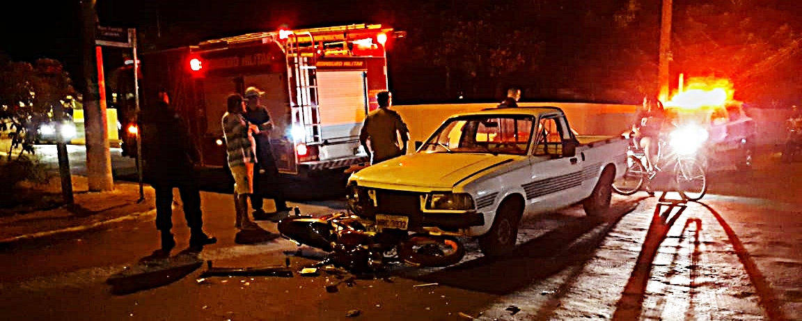 Pampa invade preferencial, bate em moto e piloto pode ter sofrido fratura