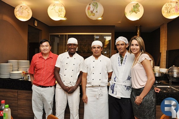 DinhoÂs restaurante e Pizzaria realizou noite japonesa em SidrolÃ¢ndia