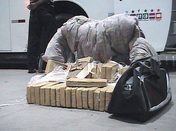 Em menos de uma hora, PM apreende mais de 57kg de maconha