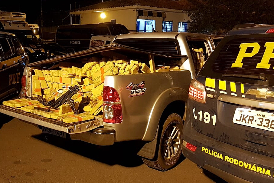 PRF apreende em SidrolÃ¢ndia 1,7 toneladas de maconha, duas submetralhadoras e caminhonete roubada