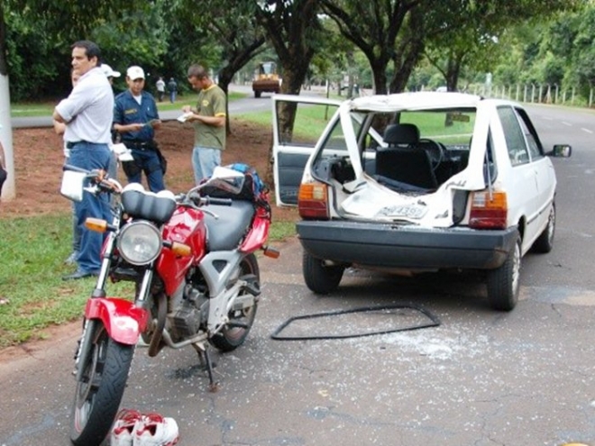 Motociclista vai parar dentro de carro em acidente no Parque dos Poderes