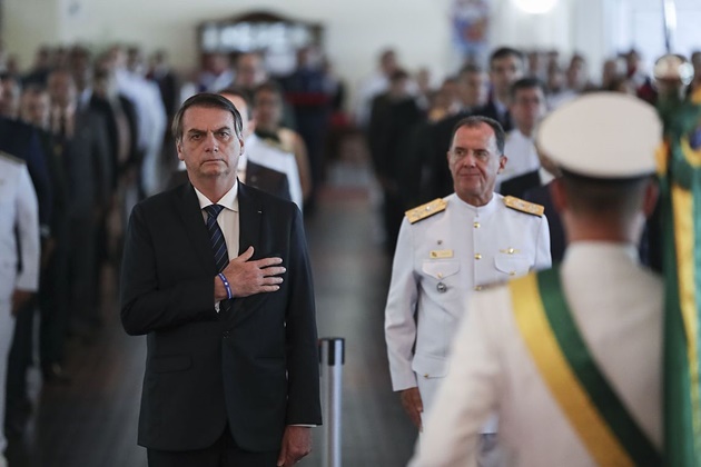 Bolsonaro diz que governo vai criar cartÃ£o-caminhoneiro