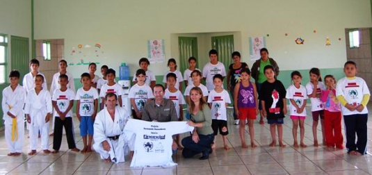 Projeto KaratÃª entrega Kimonos, saco de pancada, luvas e protetores