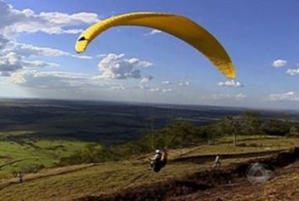 SidrolÃ¢ndia: Morre jovem que caiu de altura de 15 metros em voo de parapente