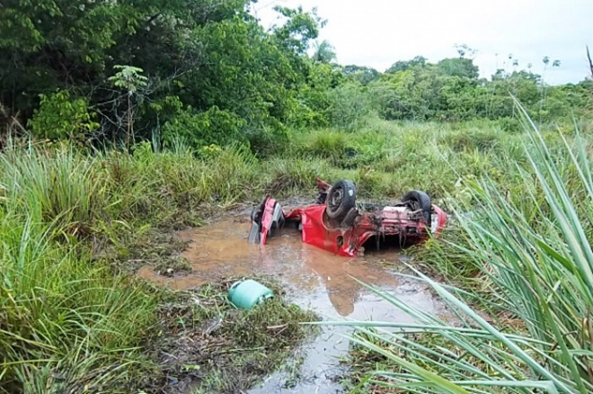 Mulher Ã© resgatada de aÃ§ude apÃ³s veÃ­culo capotar na MS-382