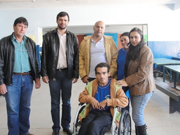 Vereadores viabilizam cadeira de rodas para portador de deficiÃªncia