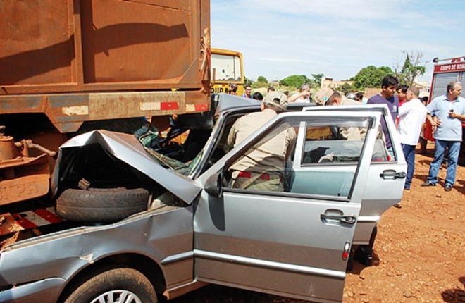 Motorista sofre acidente e fica preso nas ferragens em FÃ¡tima do Sul
