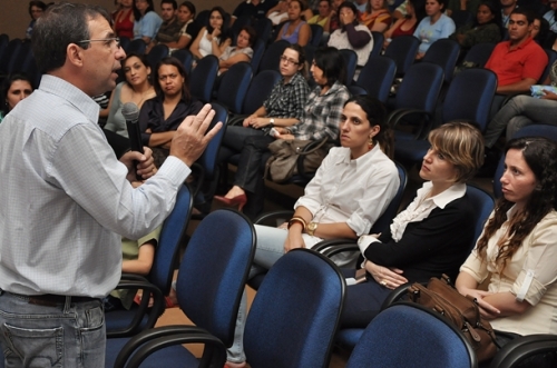 SimpÃ³sio sobre tabagismo capacita profissionais da saÃºde em SidrolÃ¢ndia