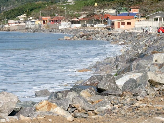 Com mar agitado, muro nÃ£o consegue conter Ã¡gua em SC