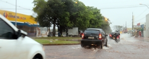 Chuva fina e persistente, esvazia comÃ©rcio e deixa maior parte dos alunos em casa