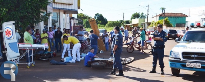 Motocicletas batem em cruzamento e condutor fratura a perna