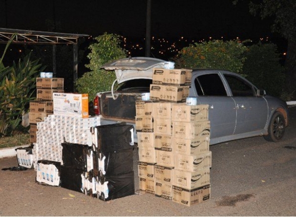 Dupla fura barreira, mas Ã© presa com contrabando de 19 mil CDs