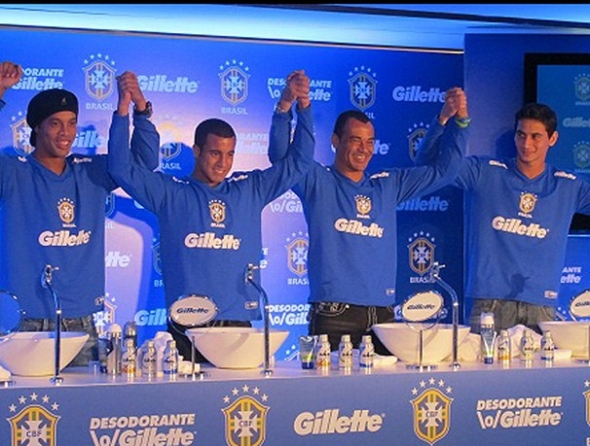 Em evento, Ronaldinho assume lado paizÃ£o de mais jovens na SeleÃ§Ã£o