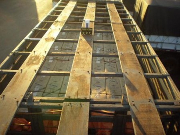 Ao avistar a polÃ­cia, condutor abandona caminhÃ£o carregado de cigarros