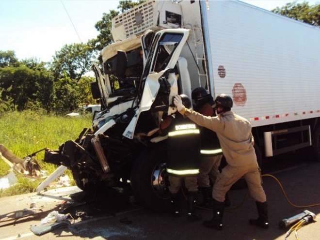 Motorista morre em acidente com dois caminhÃµes em rodovia de MS