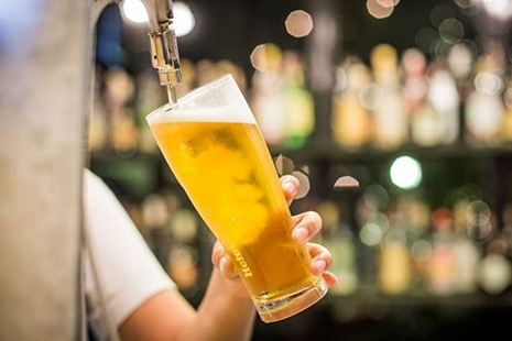 Brasileiro gasta 14% do salÃ¡rio em cerveja, diz pesquisa