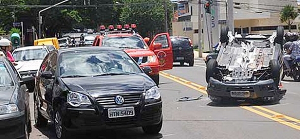 Carro capota em acidente envolvendo trÃªs veÃ­culos no centro de Campo Grande