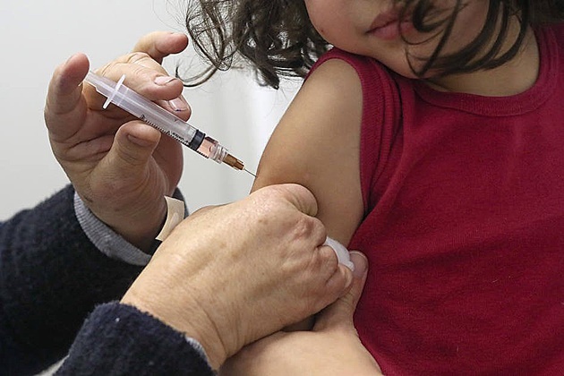 Em 8 vacinas obrigatÃ³rias para crianÃ§as, Brasil alcanÃ§a meta em apenas 1