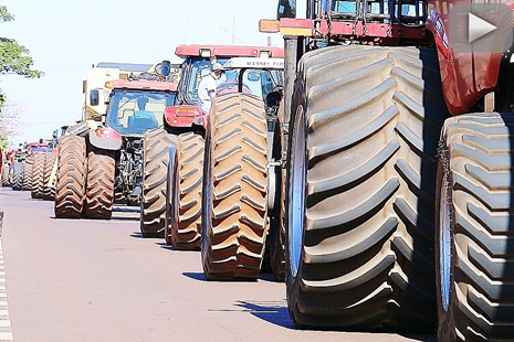 Produtores rurais protestam em apoio Ã  greve dos caminhoneiros com mÃ¡quinas agrÃ­colas