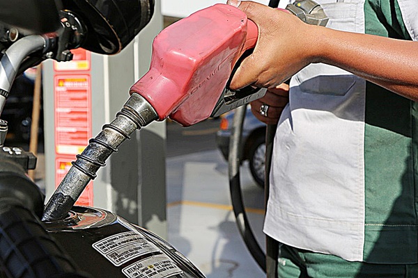 Petrobras reduz preÃ§o da gasolina nas refinarias pela 1Âª vez desde 22 de junho