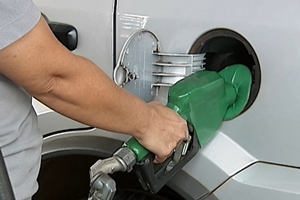 PreÃ§o da gasolina nos postos tem 1Âª queda em 14 semanas, diz ANP