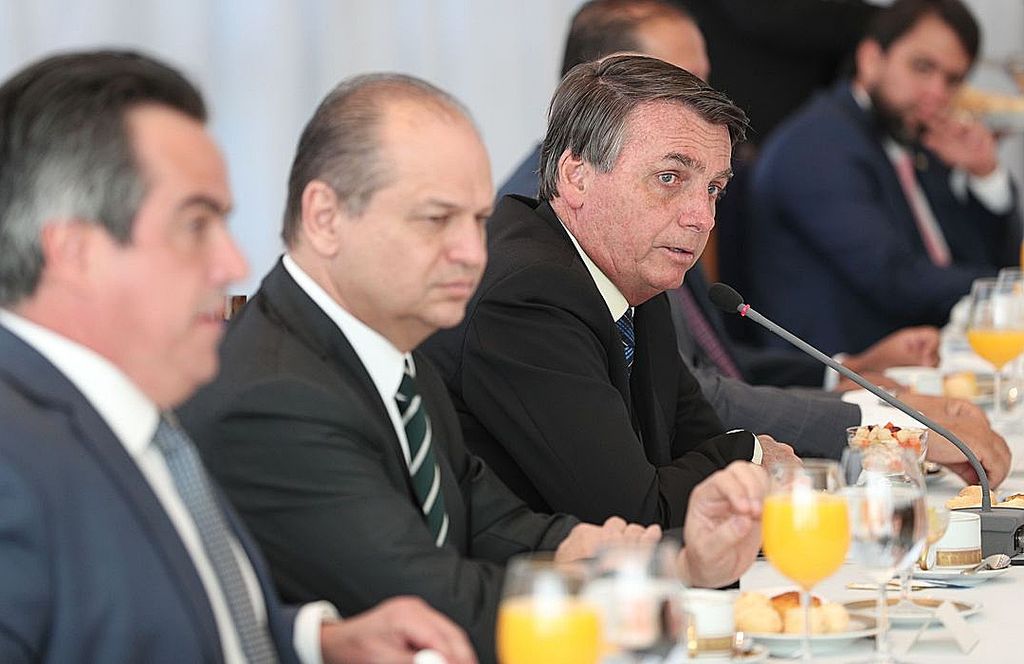 Governo prorroga aux&iacute;lio emergencial de R$ 300 at&eacute; o fim do ano