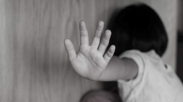 Menina de 13 anos denuncia que foi estuprada pelo irmão e sofre assédio