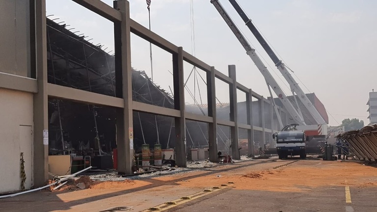 Vigil&acirc;ncia Ambiental e CCZ fiscalizam limpeza do supermercado atacadista atingido por inc&ecirc;ndio