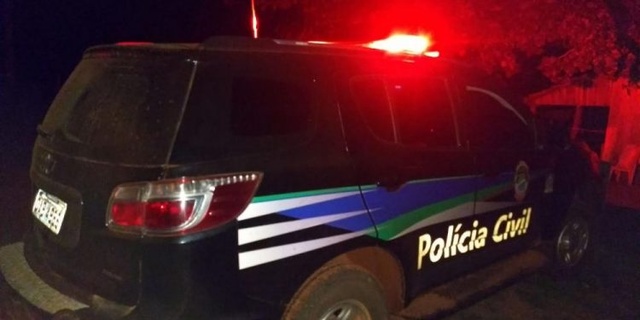 Homem bate cabe&ccedil;a de esposa no ch&atilde;o e agride com socos