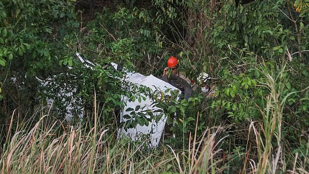 Mulher morre e 3 crian&ccedil;as s&atilde;o socorridas depois de Uno com 7 pessoas capotar