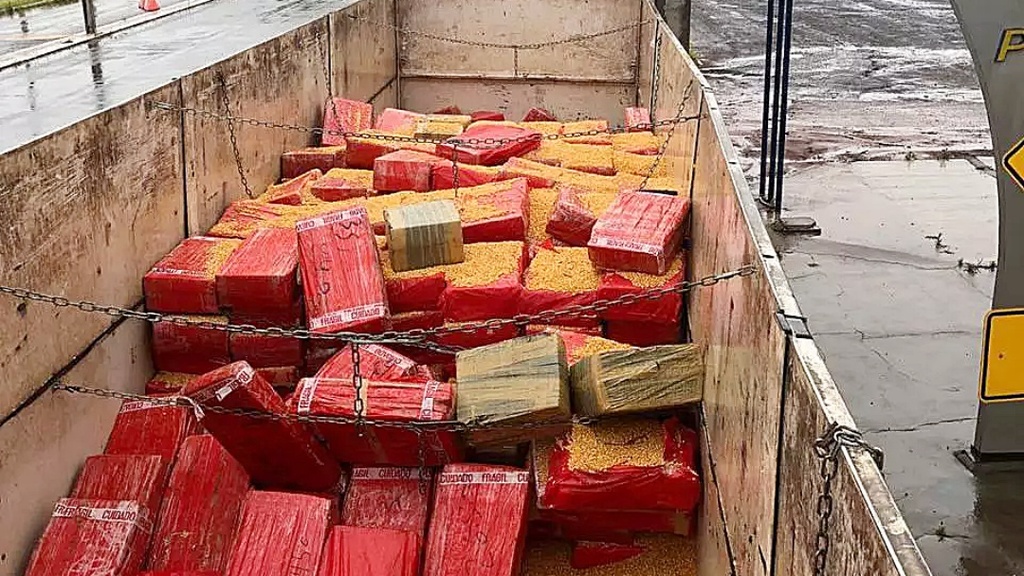 Motorista do tr&aacute;fico &eacute; preso com 11 toneladas de maconha em carga de milho