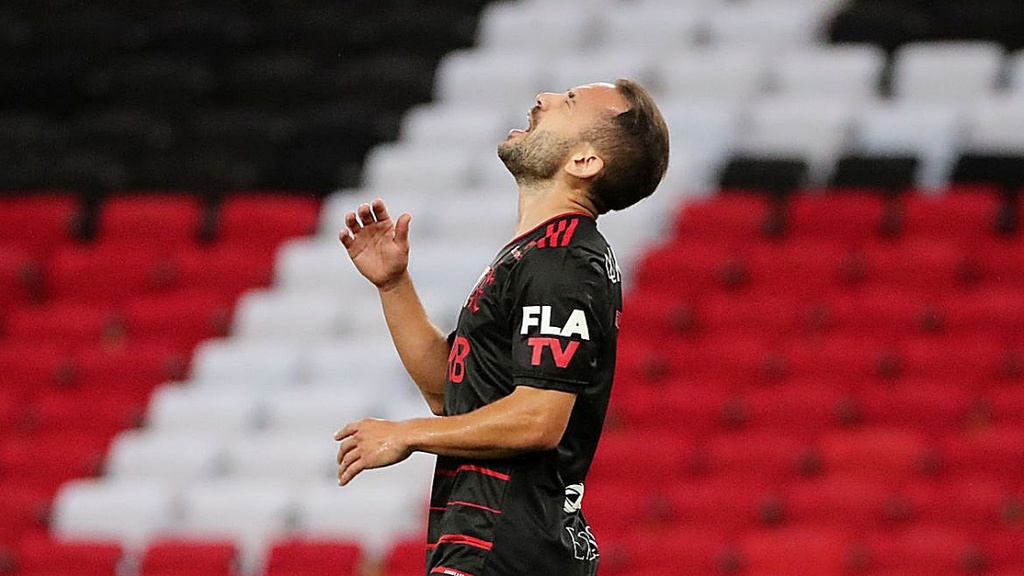 Flamengo empata com Bragantino e perde chance de virar l&iacute;der
