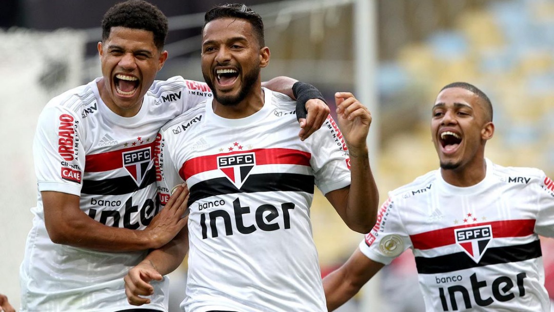 S&atilde;o Paulo goleia Flamengo no Maracan&atilde;